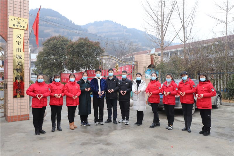 熱心公益--每年去往敬老院看望老人