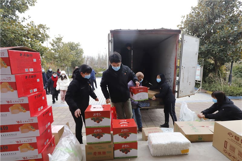 春節(jié)前夕到敬老院看望孤寡老人