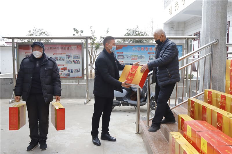 春節(jié)前夕到牛莊社區(qū)看望八十歲以上老人